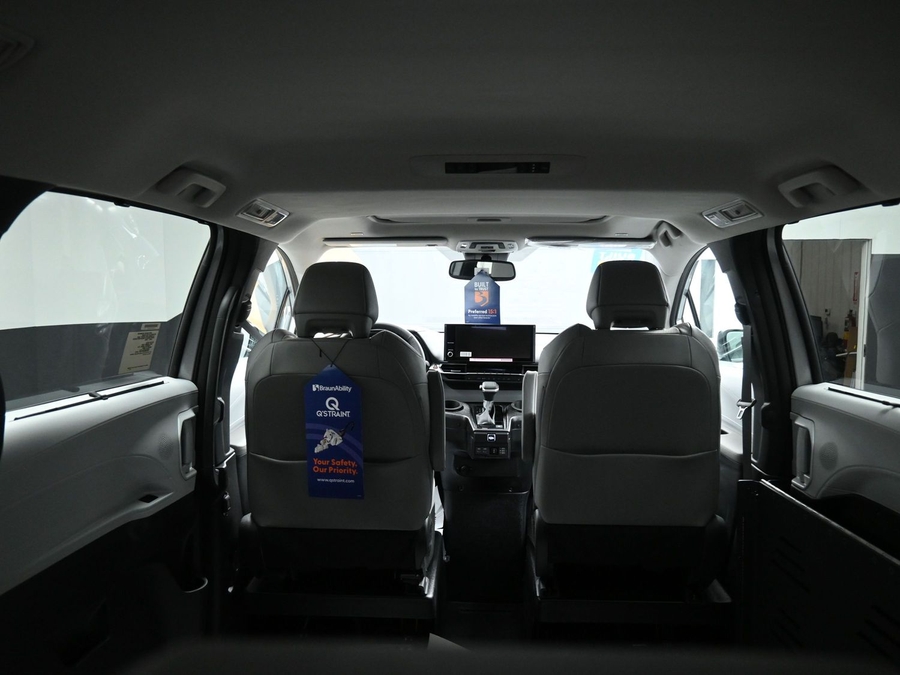 New 2025 Toyota Sienna Hybrid XLE Base - BraunAbility Side Entry Entry Fold Out Automatic Ramp