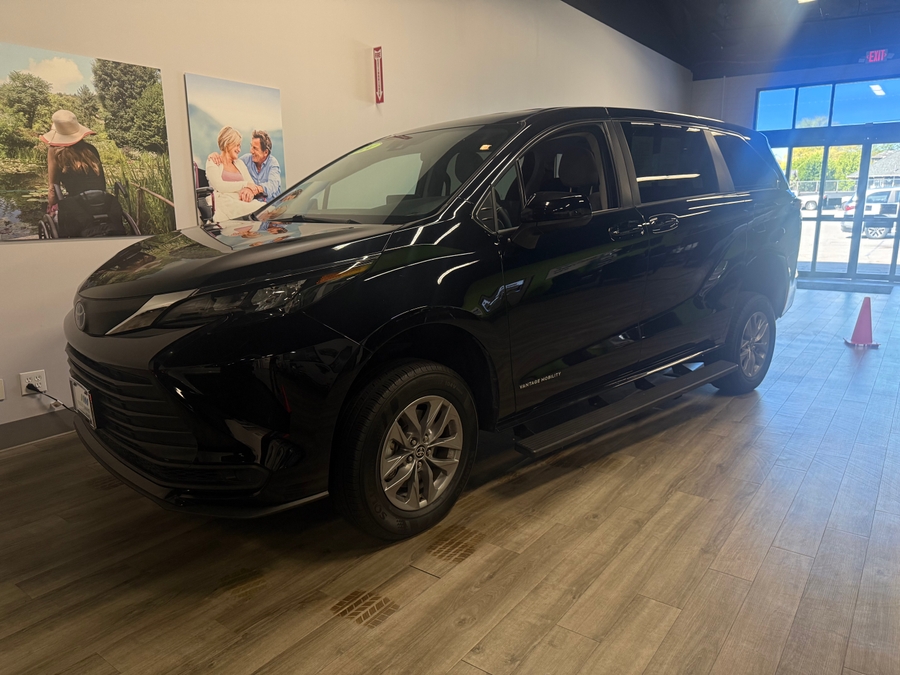 Imagen de la Toyota Sienna negra número 3