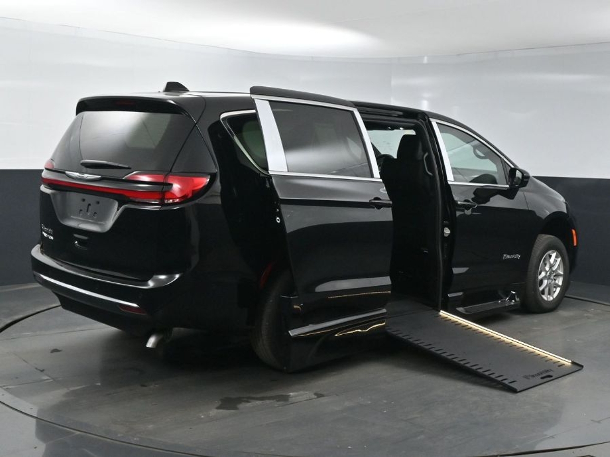 Black Chrysler Pacifica image number 6
