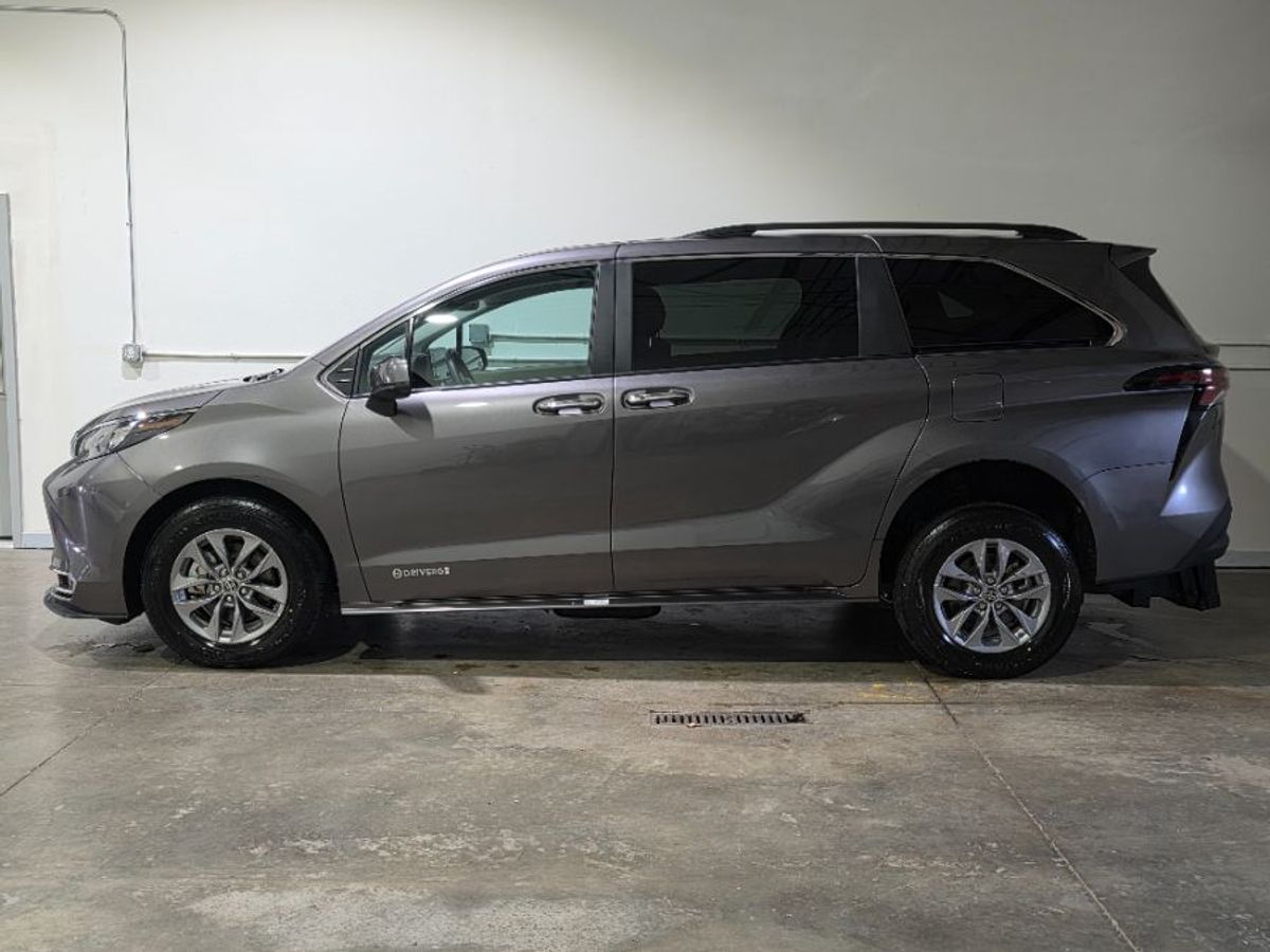 Grey Toyota Sienna image number 7