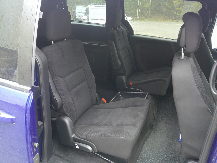 Blue Dodge Grand Caravan image number 12