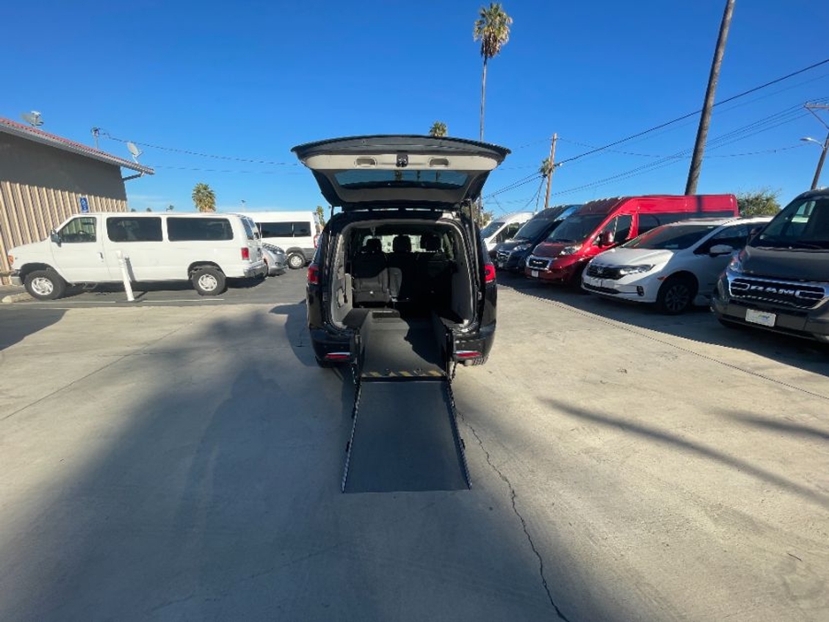 Black Chrysler Pacifica image number 1