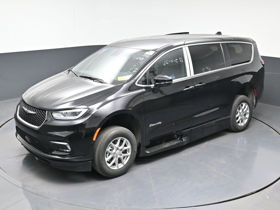 Black Chrysler Pacifica image number 20