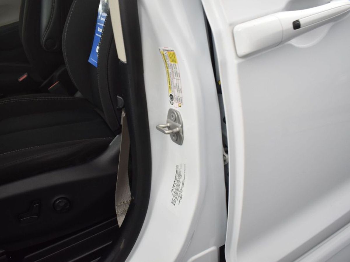 White Chrysler Voyager image number 16