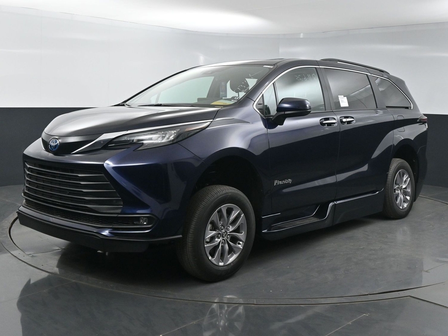 New 2025 Toyota Sienna Hybrid XLE Plus - BraunAbility Side Entry Entry Fold Out Automatic Ramp