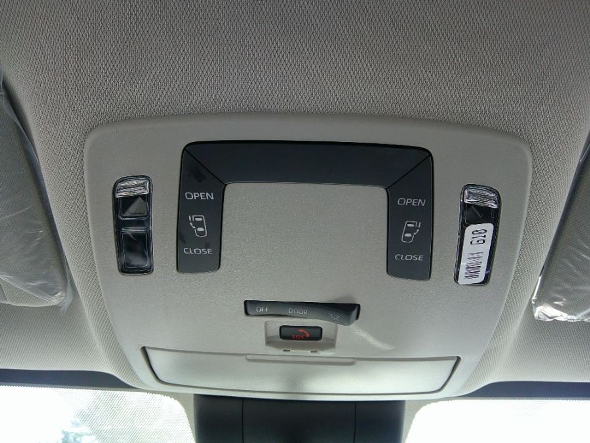 White Toyota Sienna image number 19