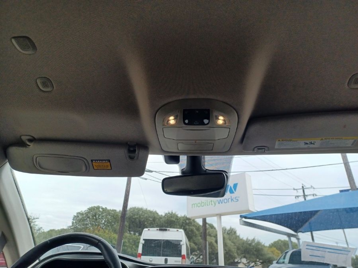 2022 CHRYSLER PACIFICA - Image 11