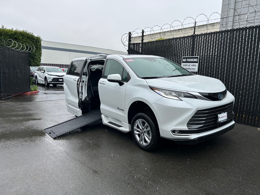 Used 2022 Toyota Sienna Hybrid Limited - BraunAbility Side Entry Entry In Floor Automatic Ramp