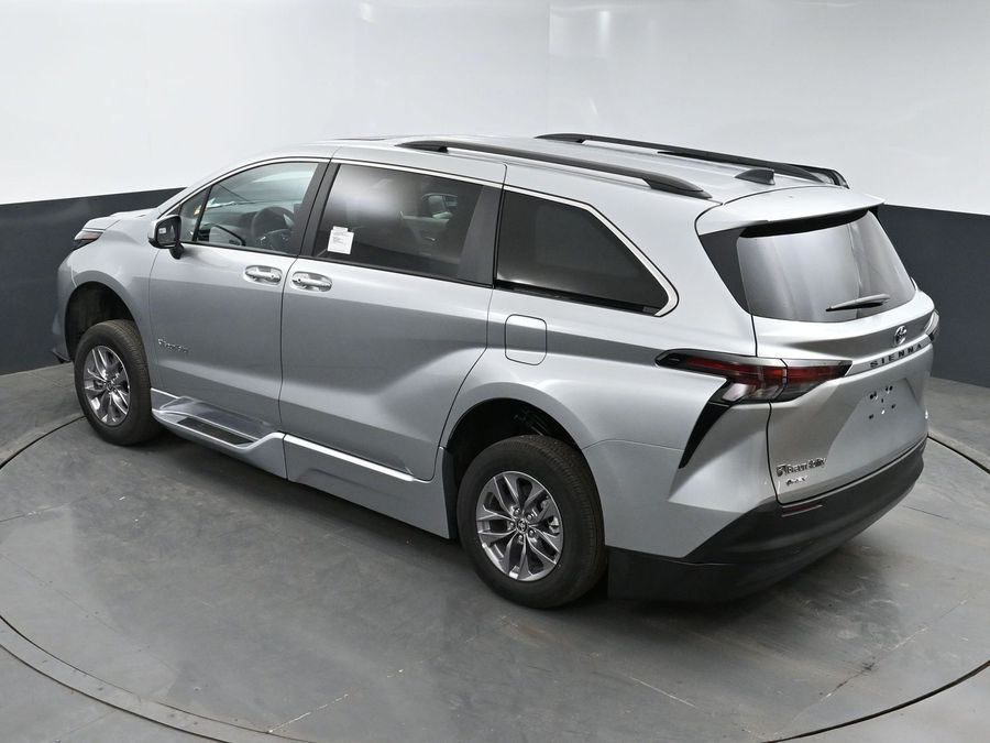 New 2025 Toyota Sienna Hybrid XLE Plus - BraunAbility Side Entry Entry In Floor Automatic Ramp