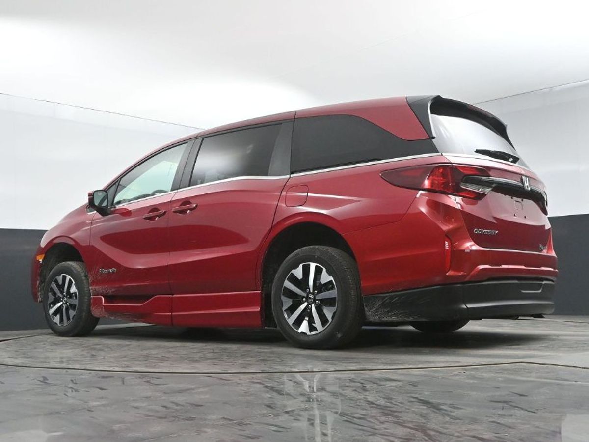 Red Honda Odyssey image number 8