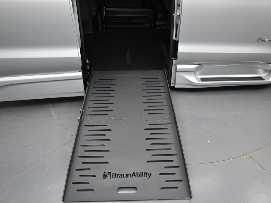 New 2026 Chrysler Pacifica Select Safety - BraunAbility Side Entry Entry Fold Out Automatic Ramp