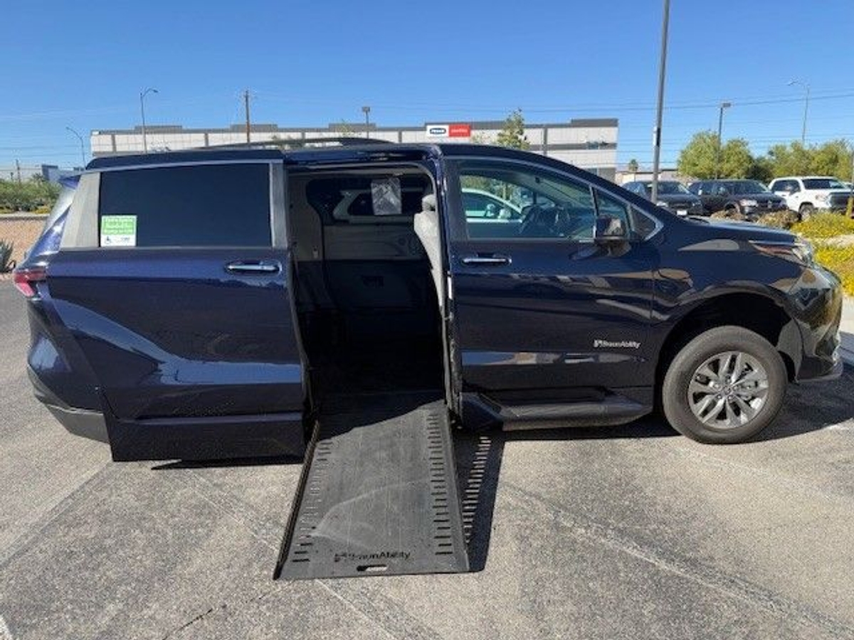 2024 TOYOTA SIENNA - Image 3