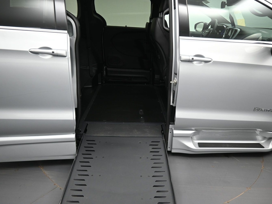 Silver Chrysler Pacifica image number 10