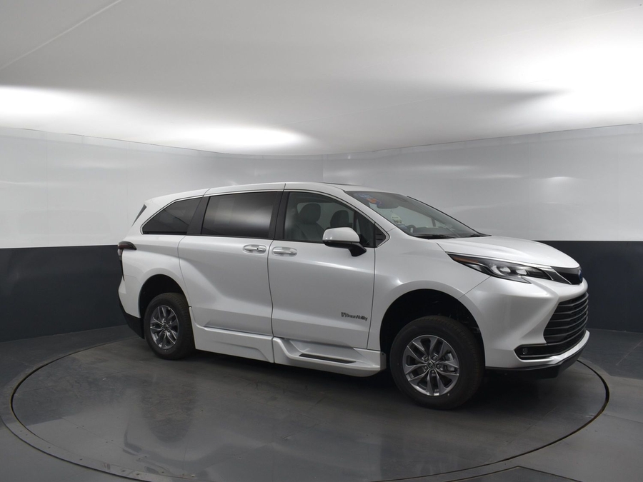 New 2025 Toyota Sienna Hybrid XLE Base - BraunAbility Side Entry Entry In Floor Automatic Ramp