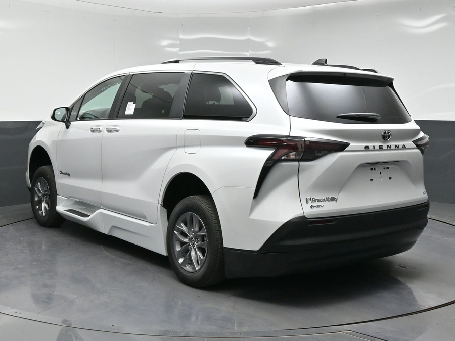 White Toyota Sienna image number 2