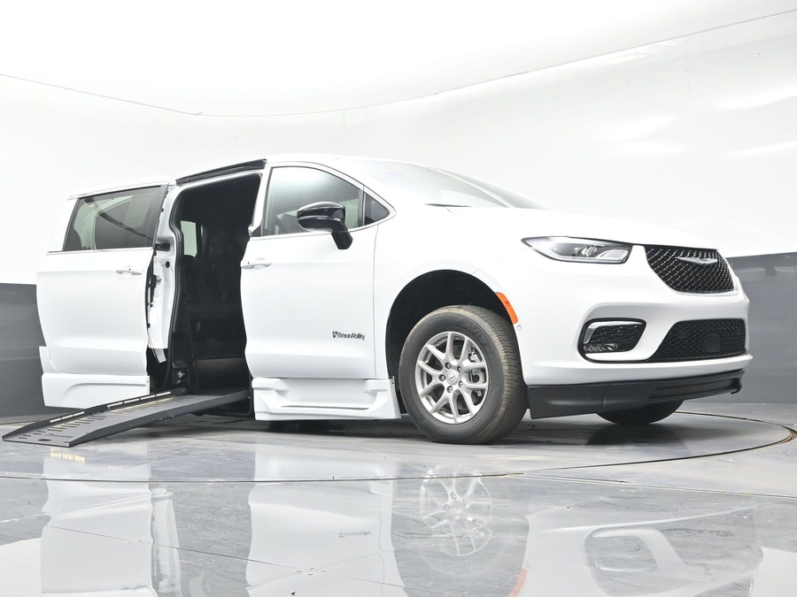 White Chrysler Pacifica image number 15