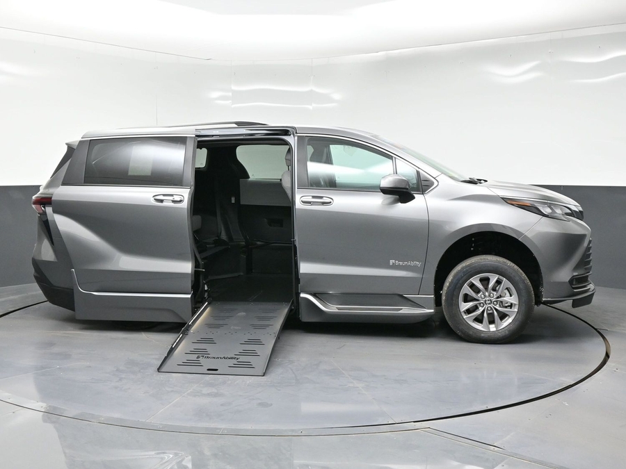 New 2026 Toyota Sienna Hybrid XLE Add - BraunAbility Side Entry Fold Out Automatic Ramp