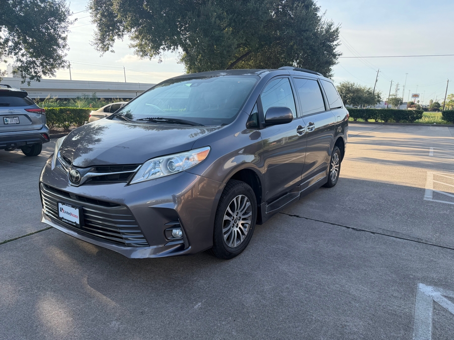 Used 2020 Toyota Sienna XLE - BraunAbility Side Entry Fold Out Automatic Ramp