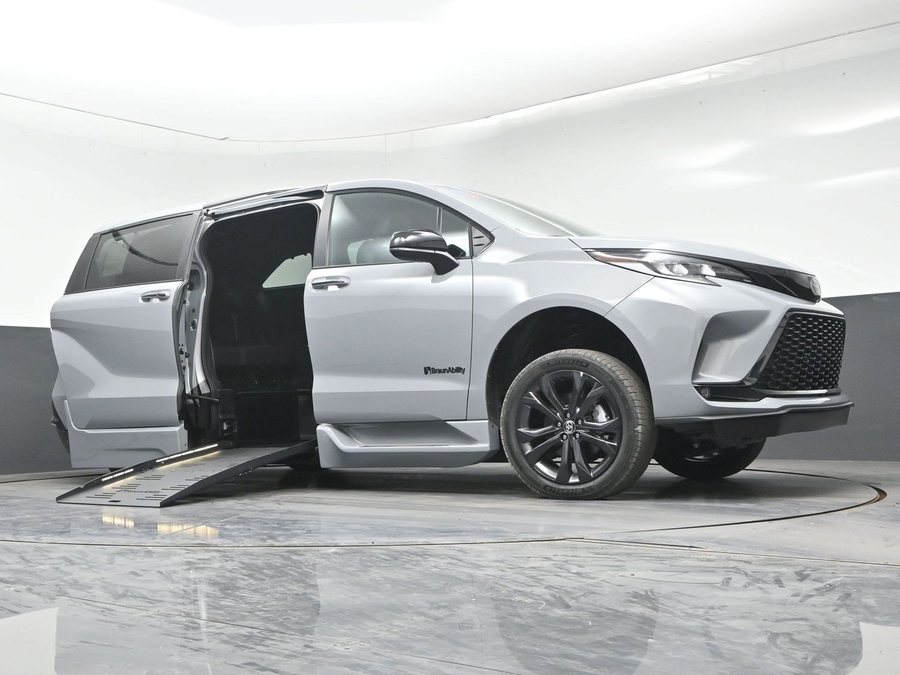 New 2026 Toyota Sienna Hybrid XSE Sport - BraunAbility Side Entry Fold Out Automatic Ramp