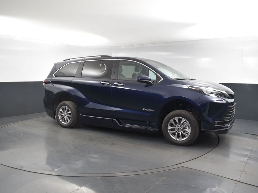 New 2025 Toyota Sienna Hybrid XLE Plus - BraunAbility Side Entry Entry In Floor Automatic Ramp