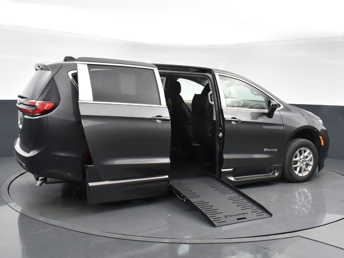 Grey Chrysler Pacifica image number 12