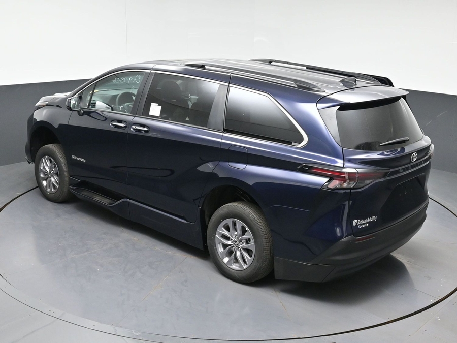 New 2026 Toyota Sienna Hybrid XLE Base - BraunAbility Side Entry Fold Out Automatic Ramp