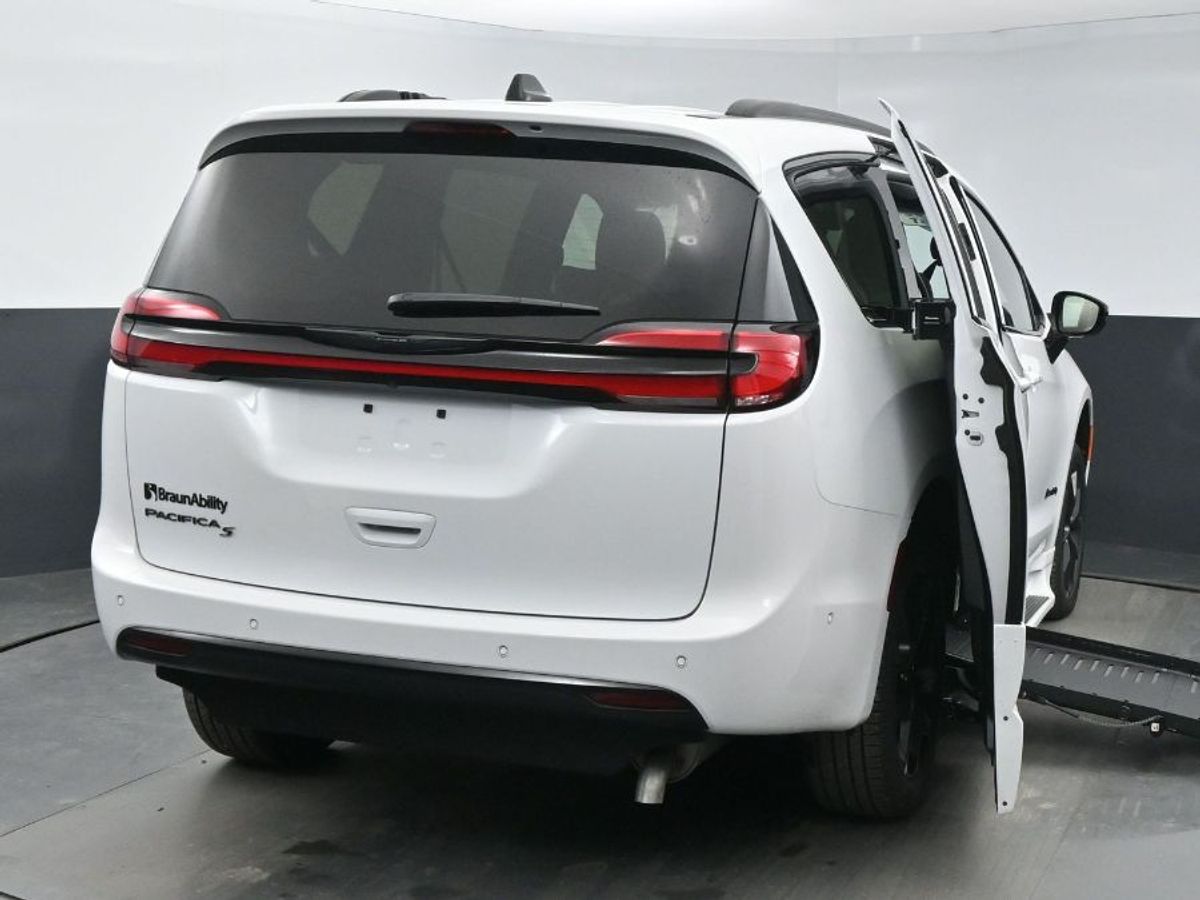 White Chrysler Pacifica image number 22