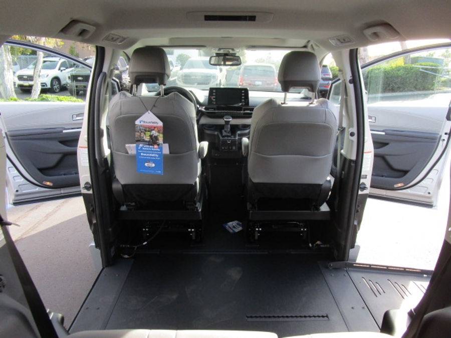 New 2025 Toyota Sienna Hybrid XLE Plus - BraunAbility Side Entry Entry Fold Out Automatic Ramp