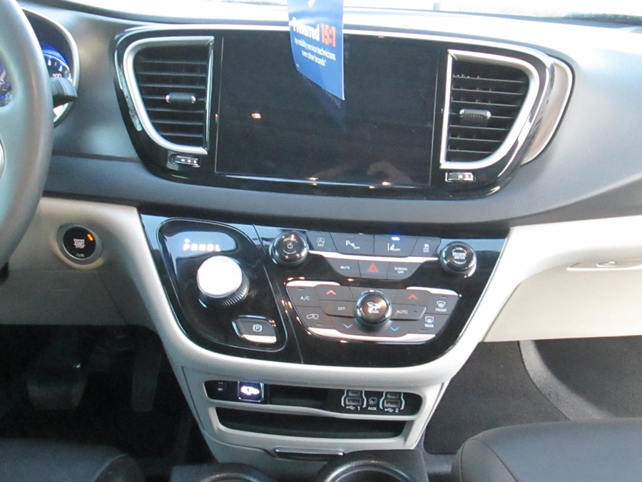 Black Chrysler Pacifica image number 15
