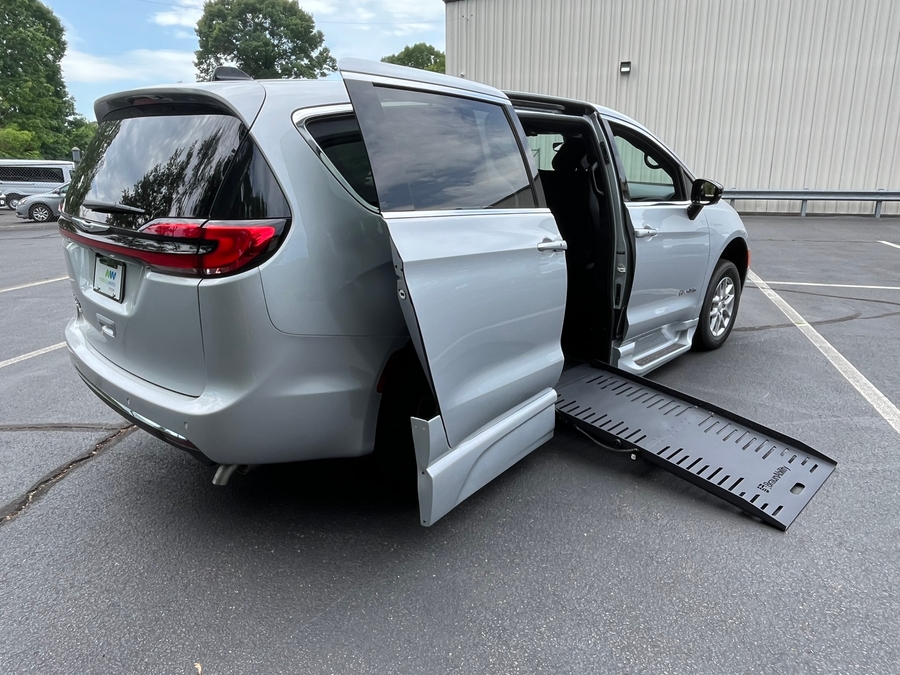 Silver Chrysler Pacifica image number 6