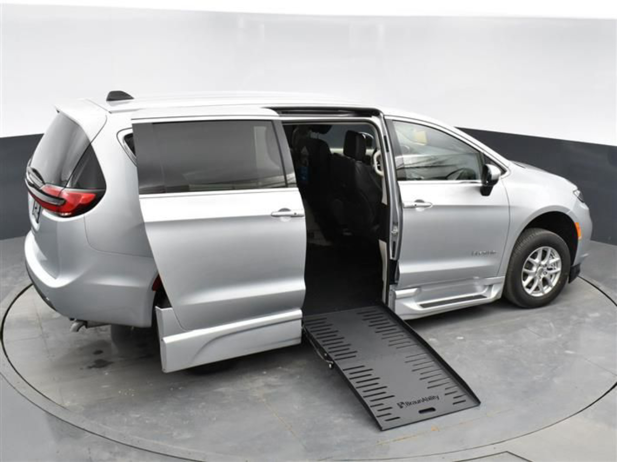 2023 Chrysler Pacifica Touring L - Photo 24