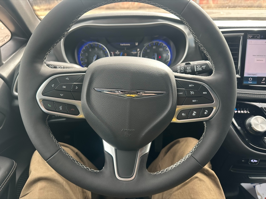 Black Chrysler Pacifica image number 12