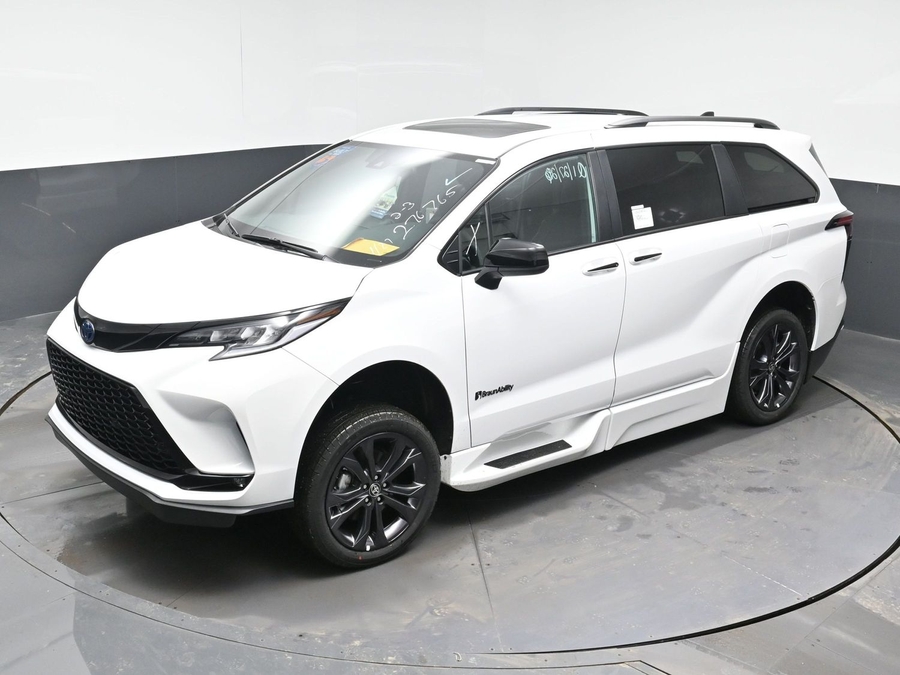 New 2025 Toyota Sienna Hybrid XSE Sport - BraunAbility Side Entry Entry Fold Out Automatic Ramp