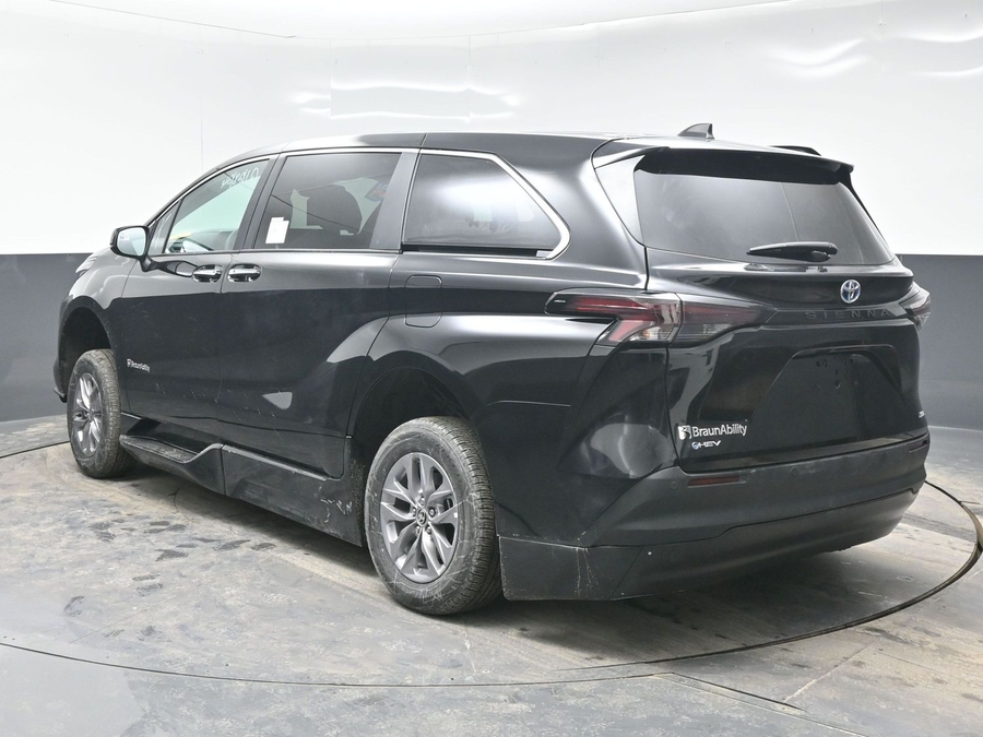 Black Toyota Sienna image number 4
