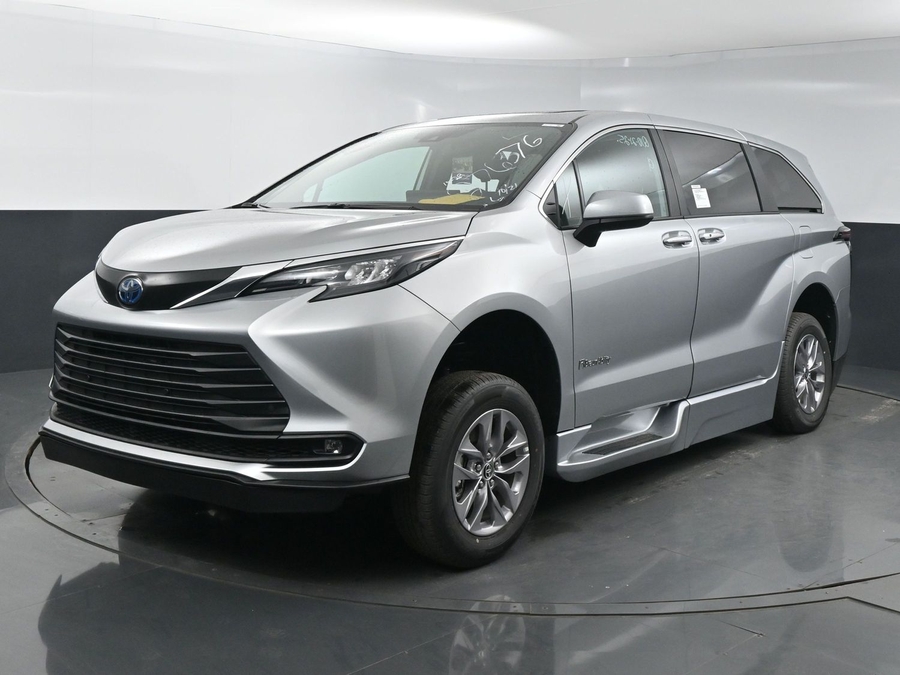 New 2025 Toyota Sienna Hybrid XLE Base - BraunAbility Side Entry Entry Fold Out Automatic Ramp