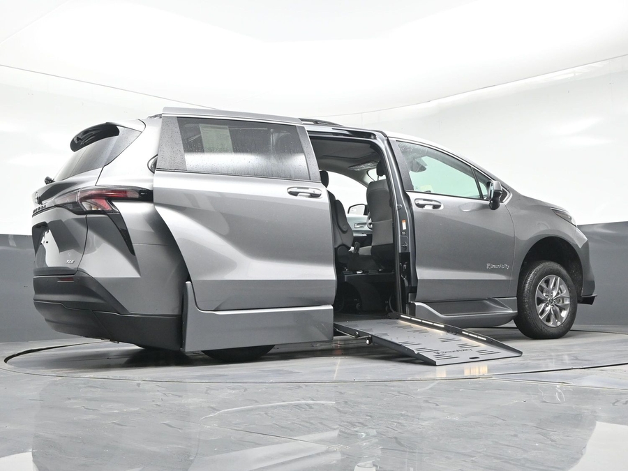 New 2026 Toyota Sienna Hybrid XLE Base - BraunAbility Side Entry Entry Fold Out Automatic Ramp