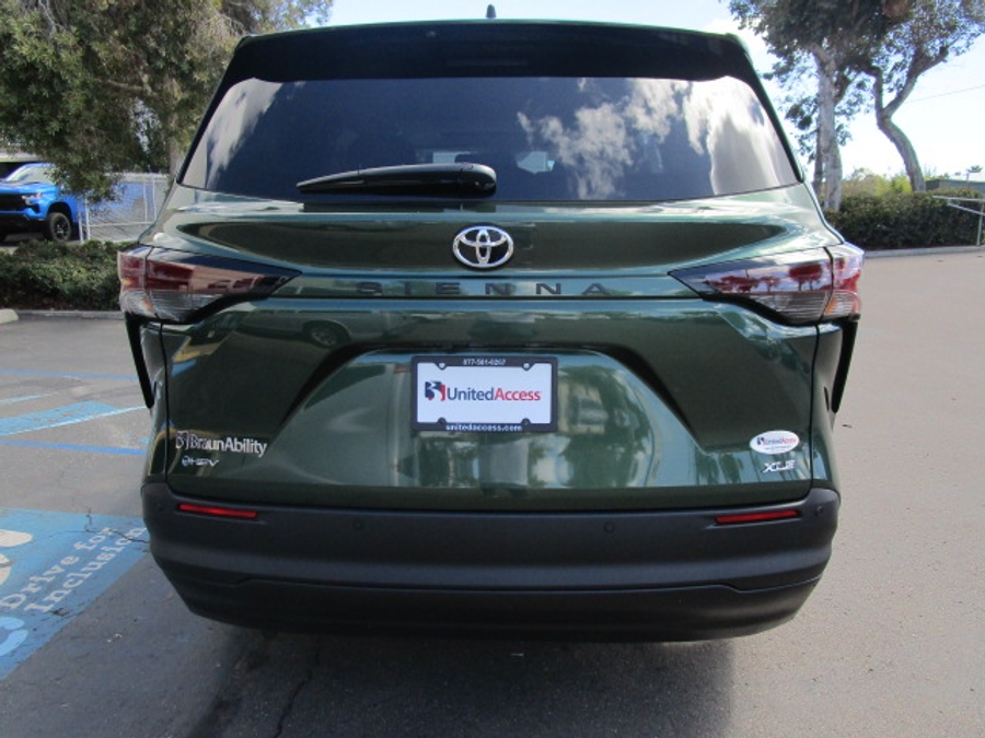 New 2026 Toyota Sienna Hybrid XLE Base - BraunAbility Side Entry Entry Fold Out Automatic Ramp