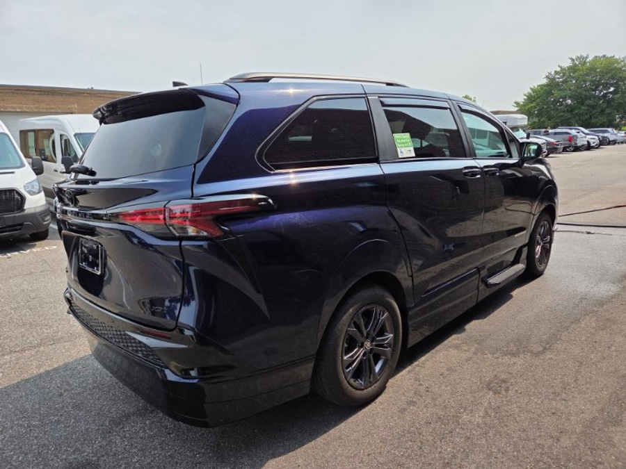 Blue Toyota Sienna image number 6