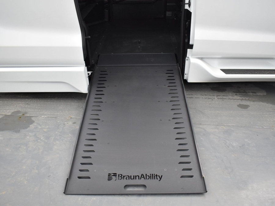 New 2025 Toyota Sienna Hybrid XLE Base - BraunAbility Side Entry Entry In Floor Automatic Ramp