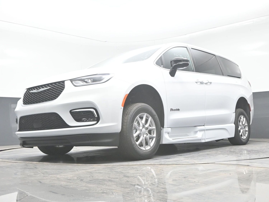 New 2025 Chrysler Pacifica Select Safety - BraunAbility Side Entry Entry In Floor Automatic Ramp