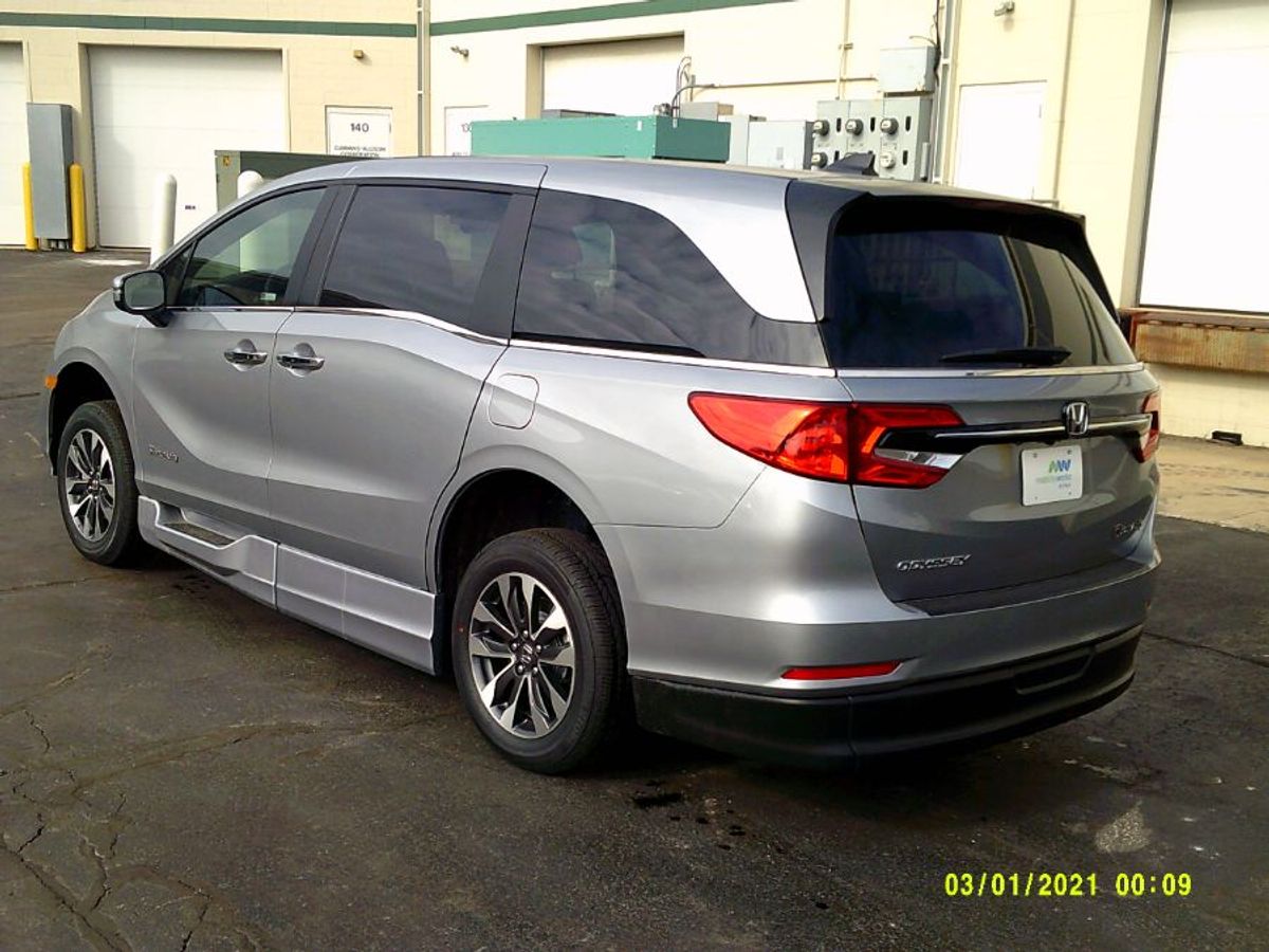 Silver Honda Odyssey image number 5
