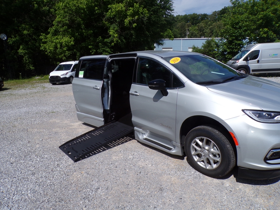 2026 Chrysler Pacifica Select's photo