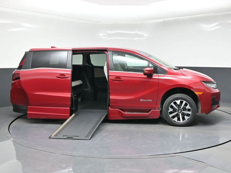 Red Honda Odyssey image number 7