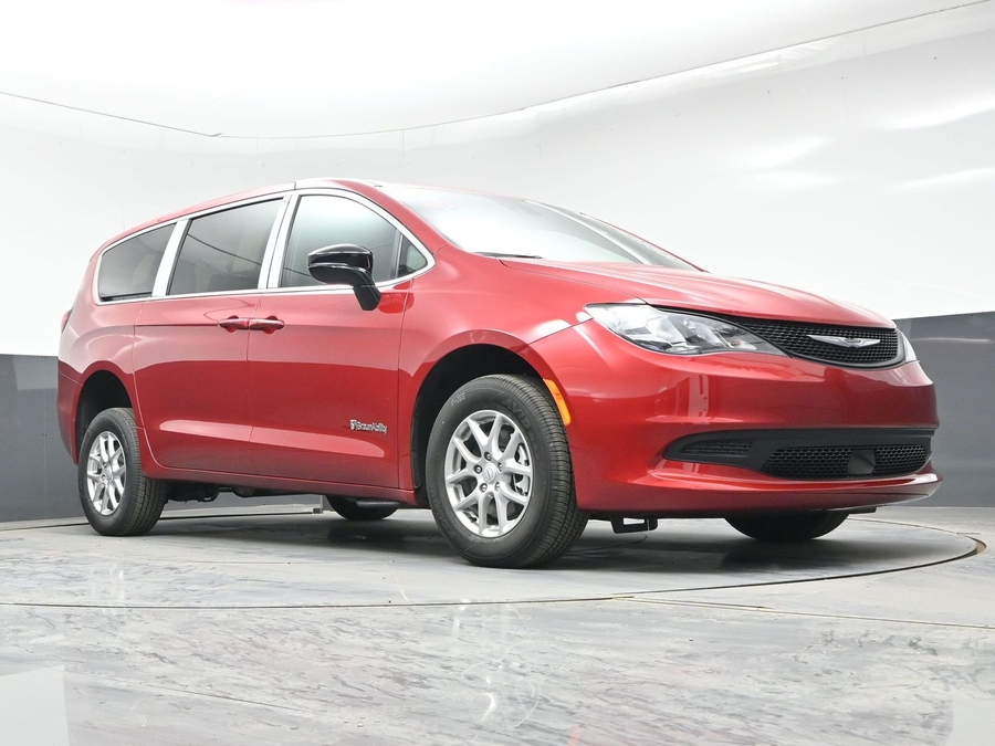 Red Chrysler Voyager image number 23