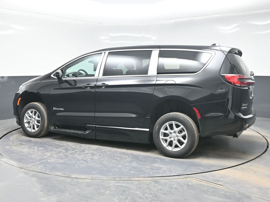 Black Chrysler Pacifica image number 1