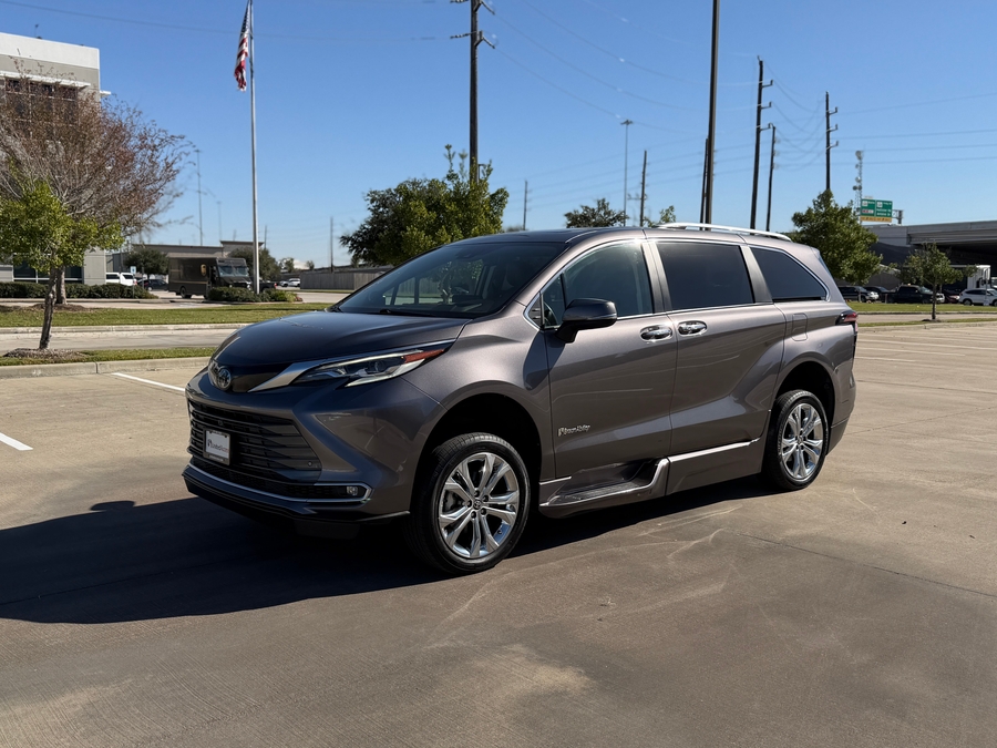 Used 2023 Toyota Sienna Hybrid Platinum - BraunAbility Side Entry Entry In Floor Automatic Ramp