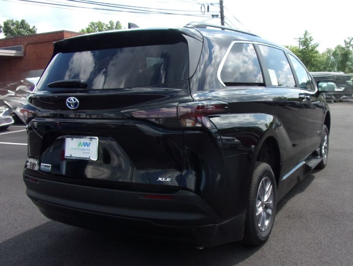 Black Toyota Sienna image number 6