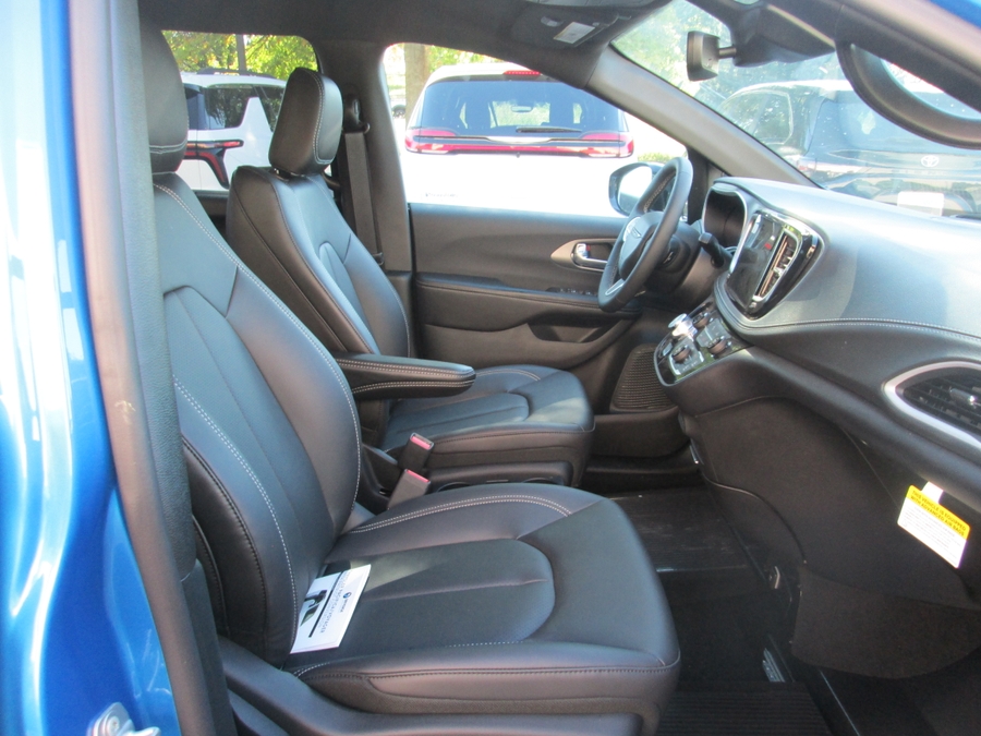 Blue Chrysler Pacifica image number 19