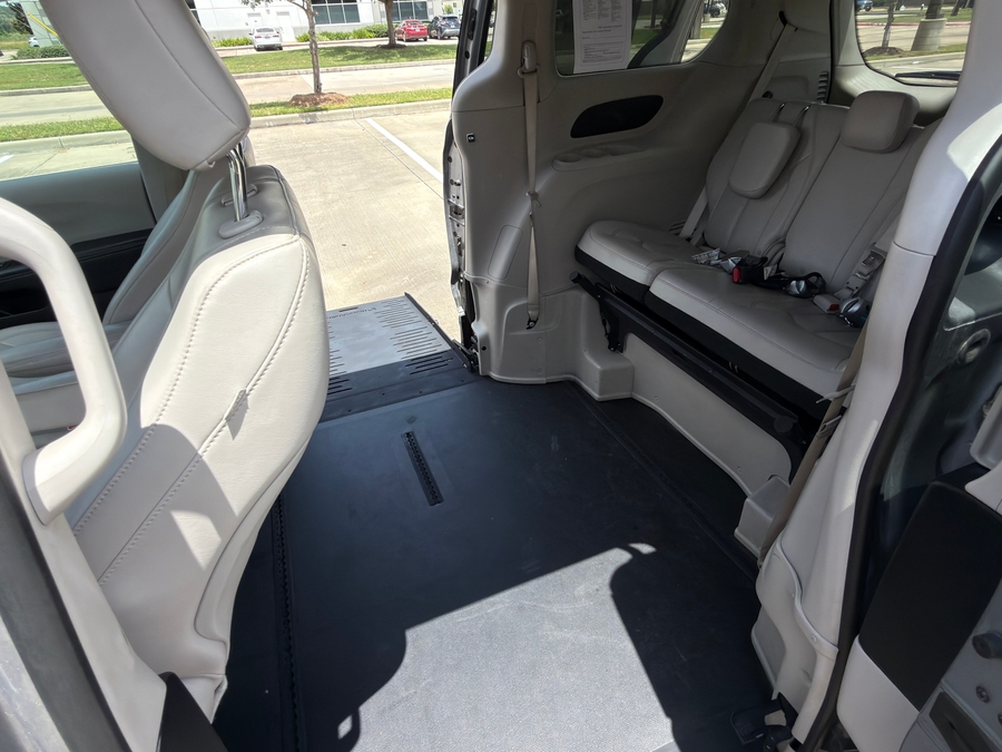 Used 2021 Chrysler Voyager LXi - BraunAbility Side Entry Fold Out Automatic Ramp