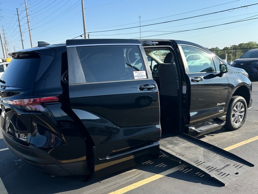 Used 2021 Toyota Sienna Hybrid LE - BraunAbility Side Entry Entry Fold Out Automatic Ramp